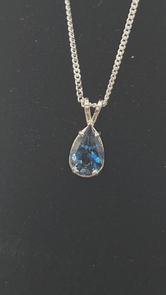 Topaze blue London sur un collier en argent sterling