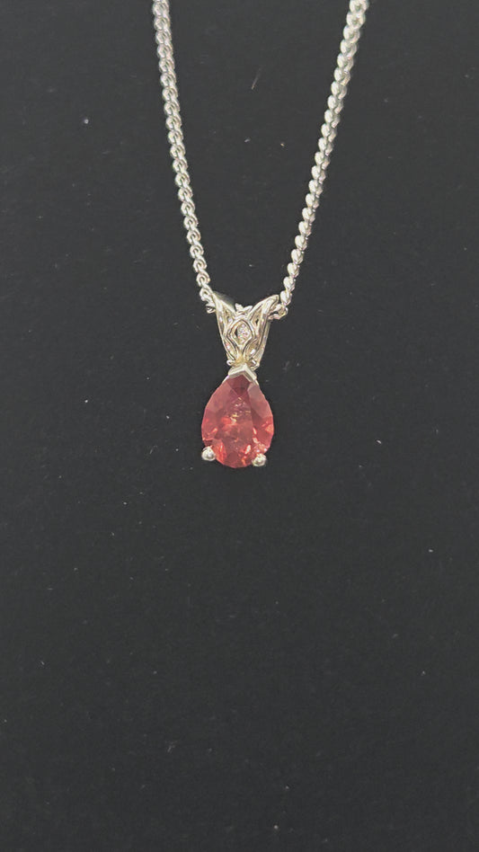 Oregon Sunstone sur un collier en argent sterling