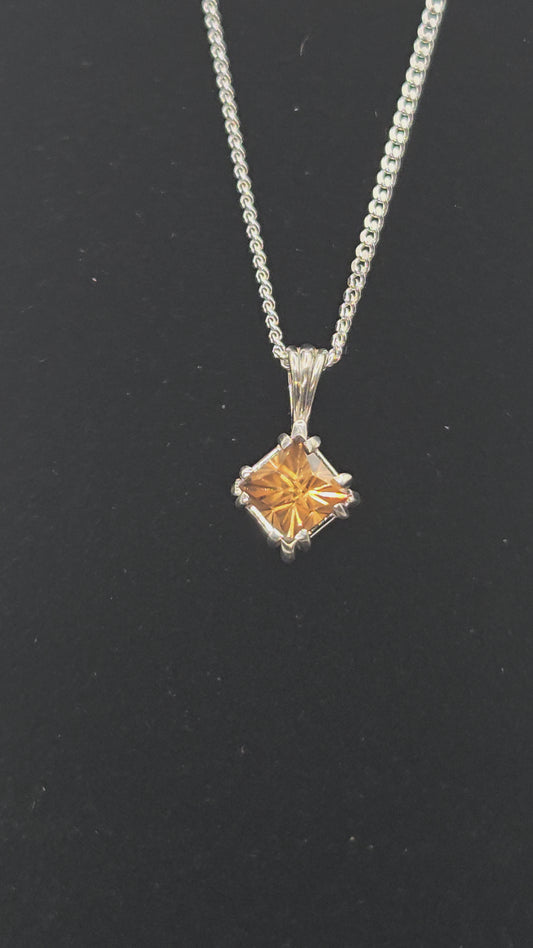 Collier en argent sterling avec un Zircon