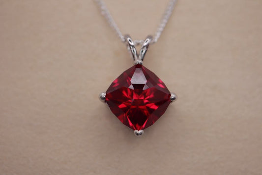 Collier avec un ruby synthétique