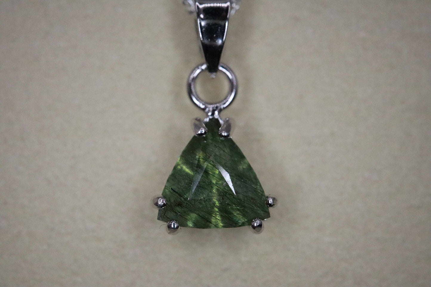 Collier avec un peridot ludwigite