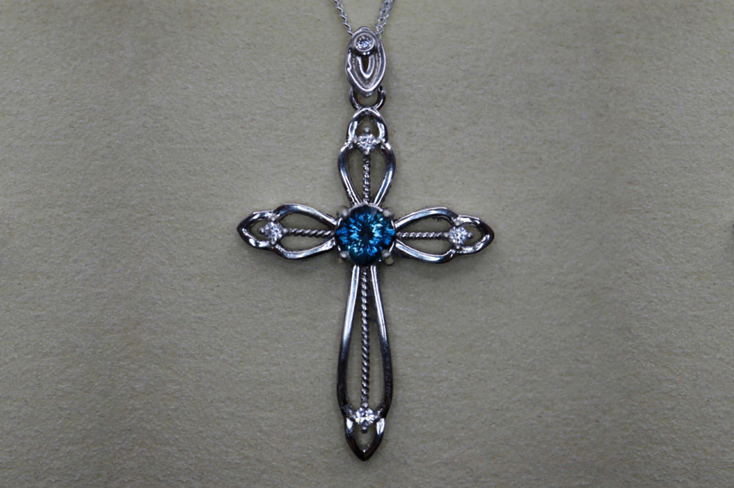 Collier avec une tourmaline bleu du Maine